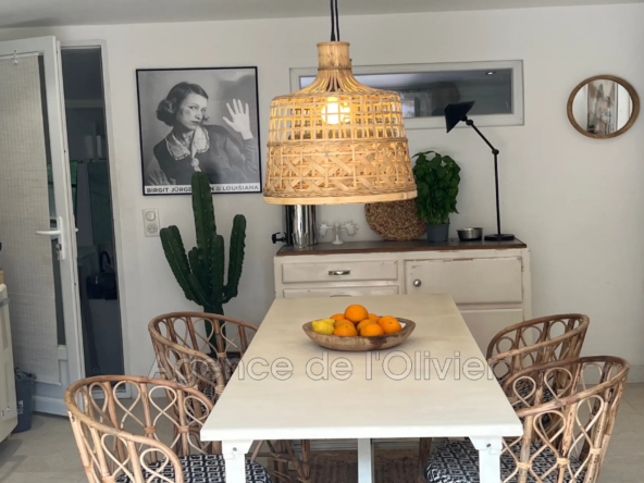 À vendre maison individuelle à Châteauneuf-Grasse avec jardin et piscine