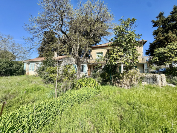 Maison à rénover à Cairanne - Charme des années 1920, grand potentiel, terrain arboré