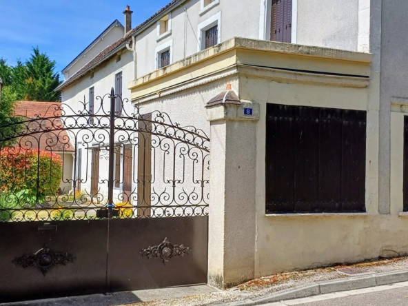 Maison de maître ancienne à Lézinnes avec jardin et dépendances