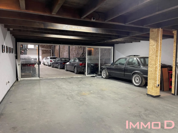 Garage de 300 m² proche du centre-ville d'Épinal avec atelier et stationnement sécurisé