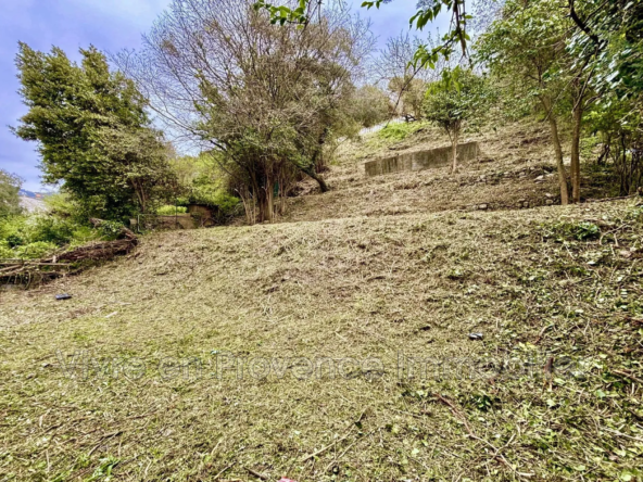 Terrain constructible de 380 m² à Saint-André-de-la-Roche avec possibilités de construction