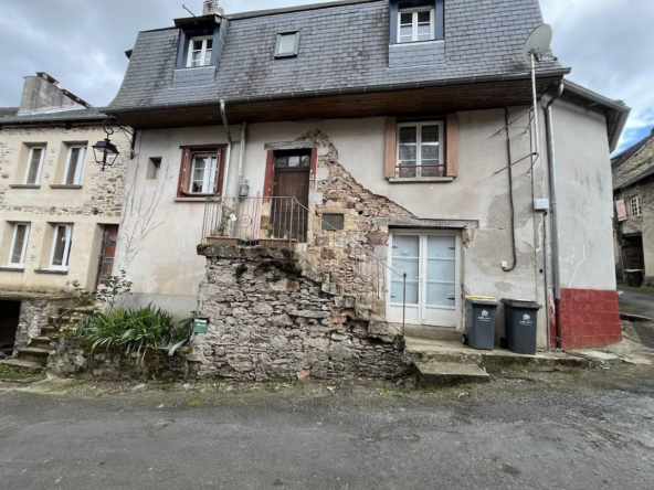 Petite maison de ville à Juillac avec potentiel locatif et cave, à rafraîchir