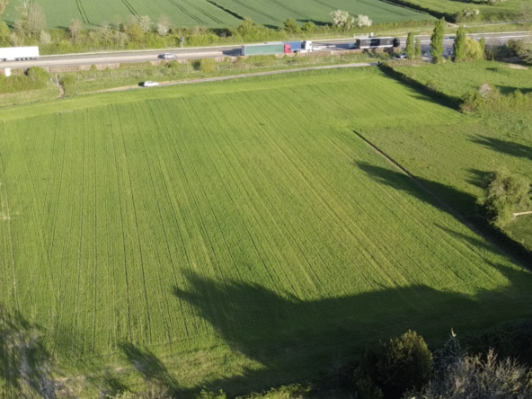 Terrain constructible à Tournus de 10 736 m² avec visibilité exceptionnelle