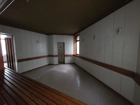 Local professionnel de 107 m² en centre-ville de Vauvert avec parking