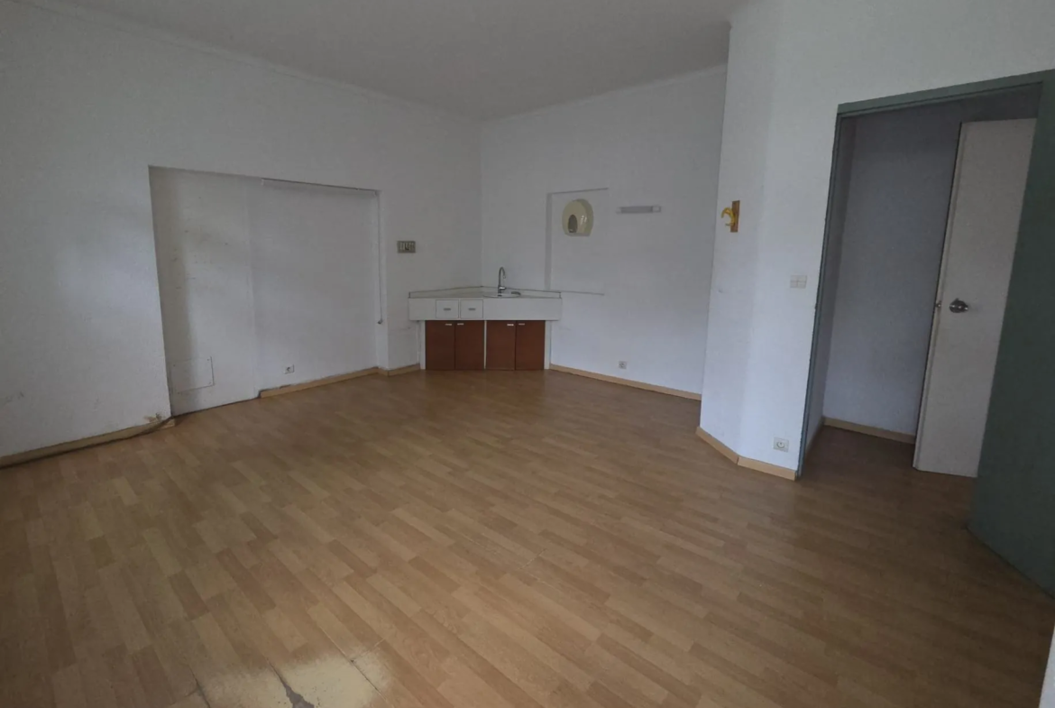 Local professionnel de 107 m² en centre-ville de Vauvert avec parking 