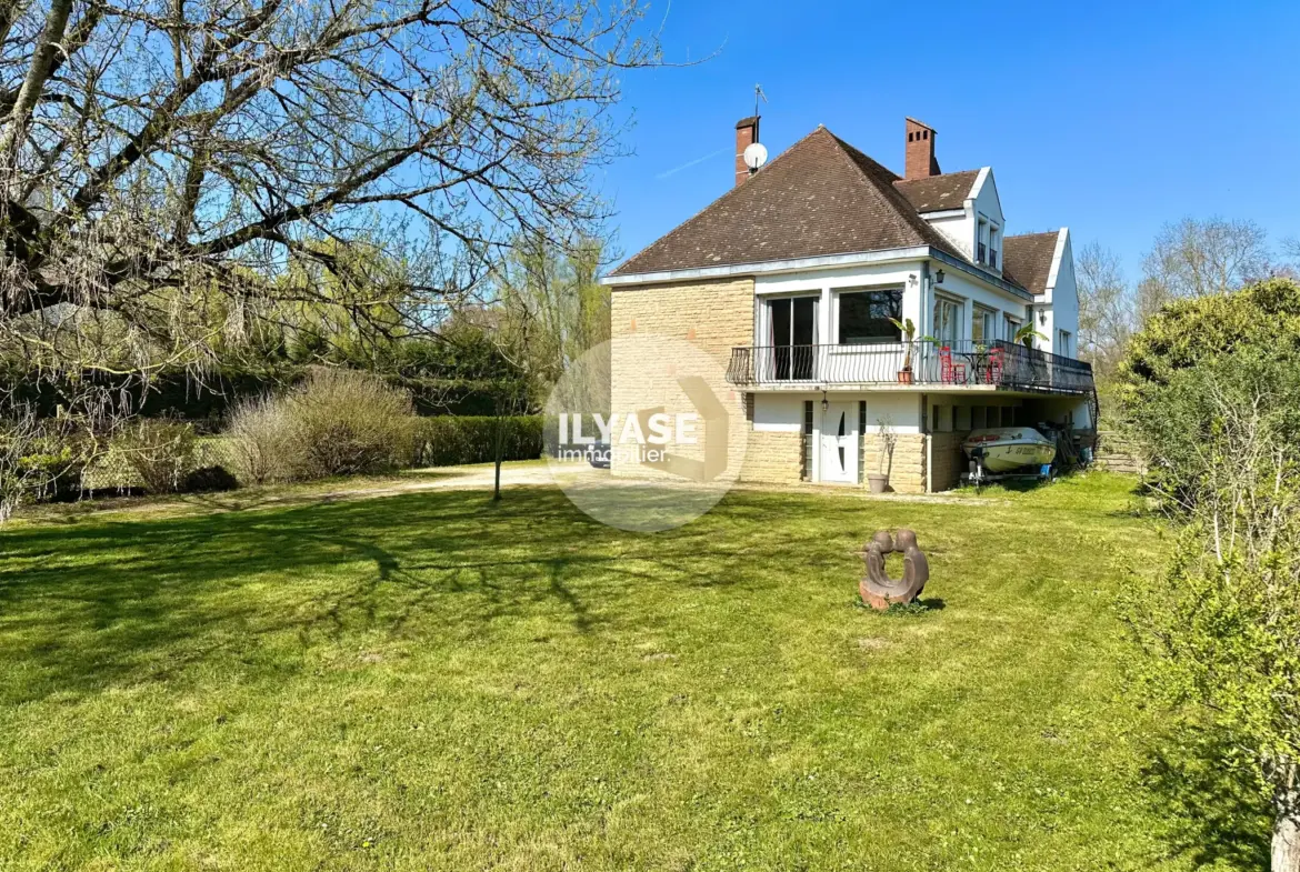 Grande maison familiale de 212 m2 avec piscine et terrain arboré à Verdun-sur-le-Doubs 