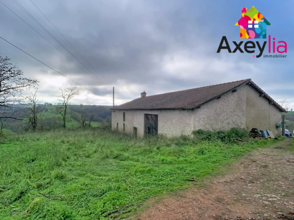 Corps de ferme à rénover à Perreux avec dépendances et terrain agricole