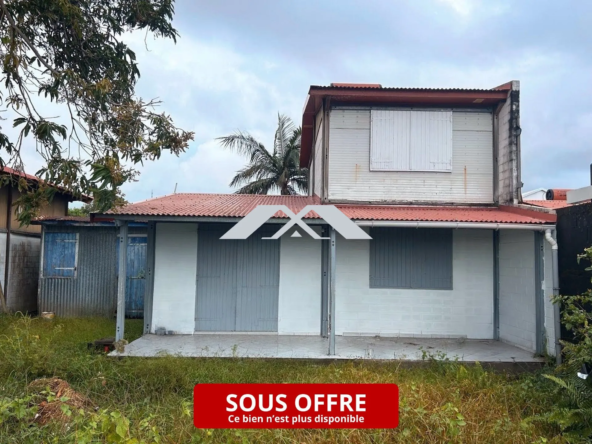 Maison mitoyenne à rénover avec fort potentiel à Saint-Benoît