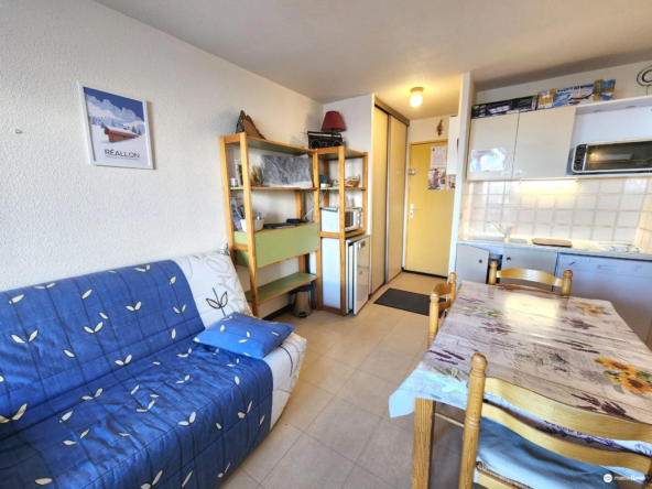 Rare T2 meublé avec garage fermé au centre de Reallon, Vue montagne