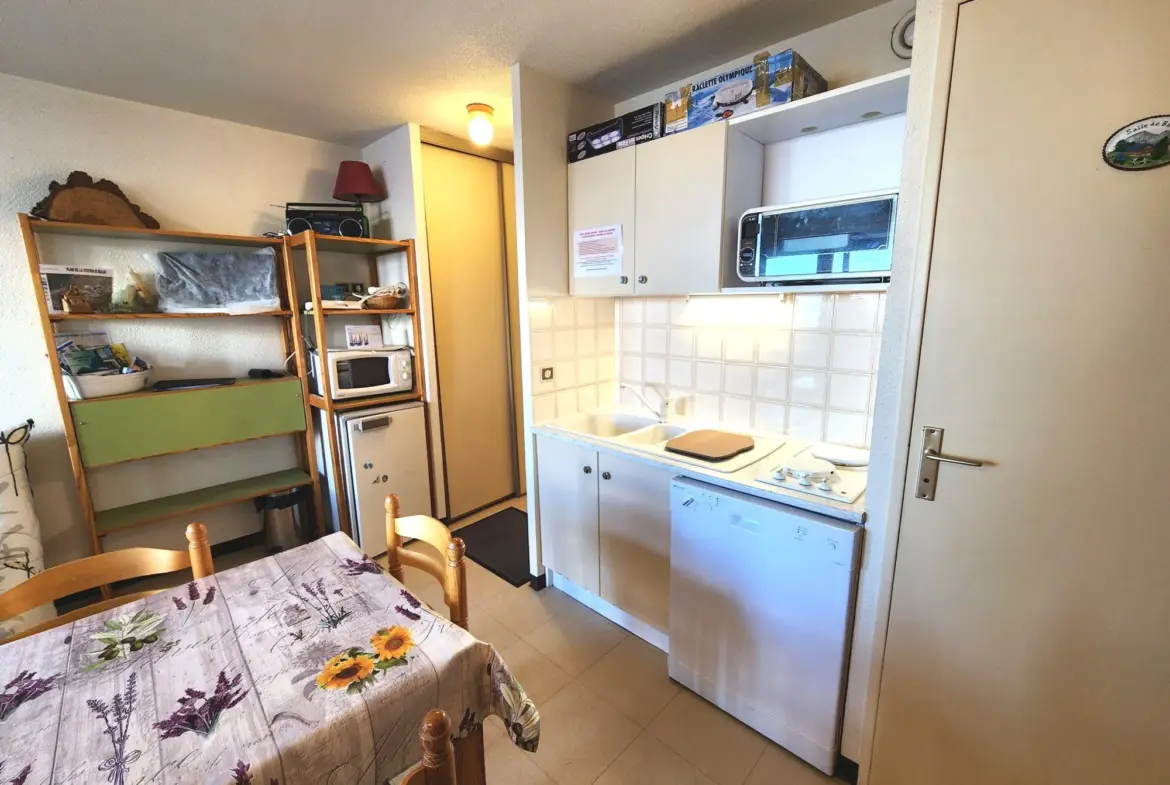 Rare T2 meublé avec garage fermé au centre de Reallon, Vue montagne 