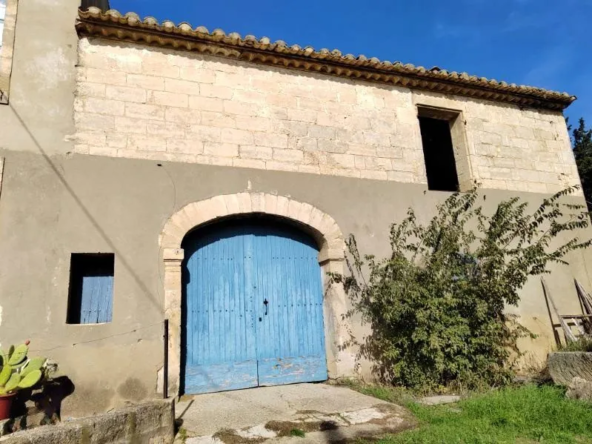 Local en Pierre de 260 m² à Saint-Gilles avec Fort Potentiel de Rénovation