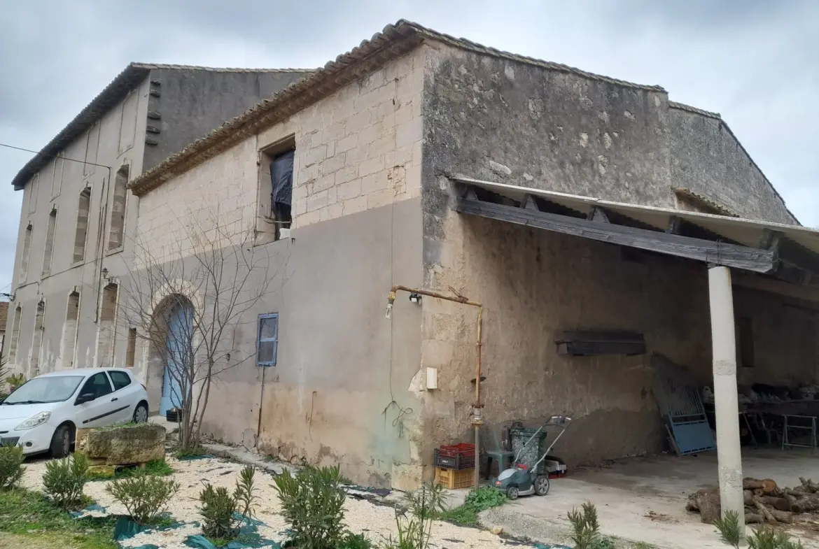 Local en Pierre de 260 m² à Saint-Gilles avec Fort Potentiel de Rénovation 