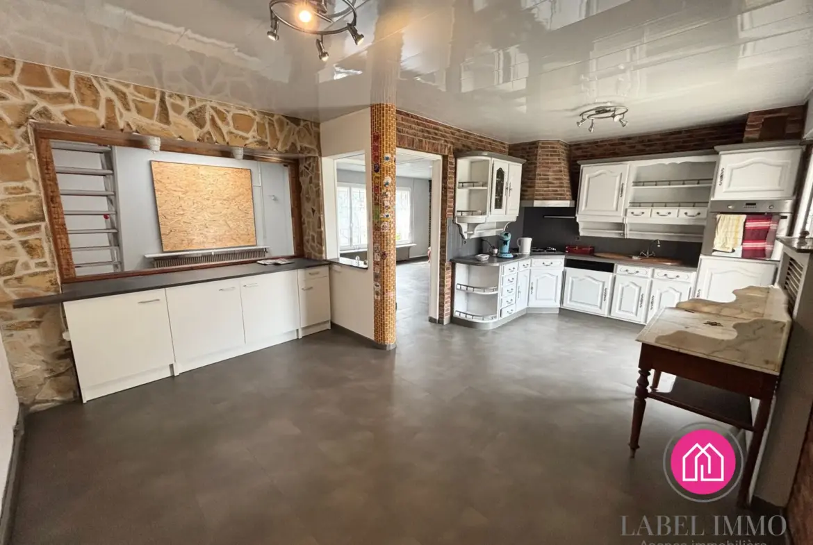Maison semi plain-pied avec logement attenant, piscine et garage à Beuvrages 