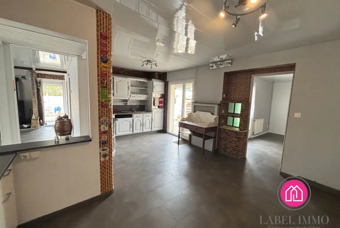 Maison semi plain-pied avec logement attenant, piscine et garage à Beuvrages 