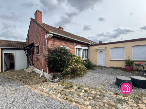 Maison semi plain-pied avec logement attenant, piscine et garage à Beuvrages