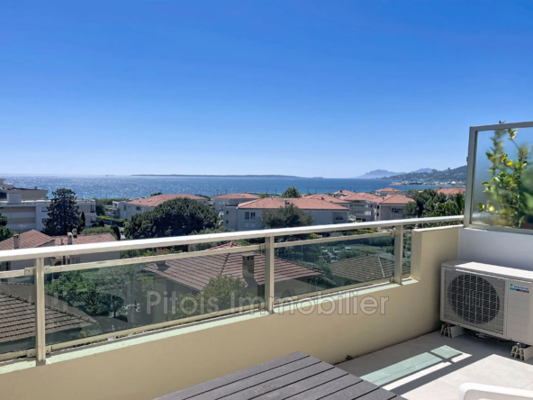 Studio de 33m² à Juan-les-Pins avec vue mer et grande terrasse plein sud