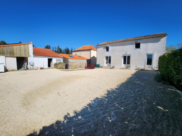 Maison en pierre rénovée avec dépendances et 4 chambres à Mareuil-sur-Lay