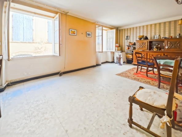 Maison de ville à Tarascon avec terrasse et potentiel de rénovation