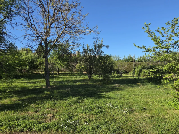 Terrain constructible à Alboussière de 501 m² - Environnement calme et verdoyant