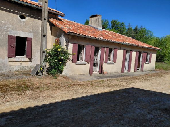 Fermette à rénover avec 4 hectares de prairies et 3 granges à Vanxains