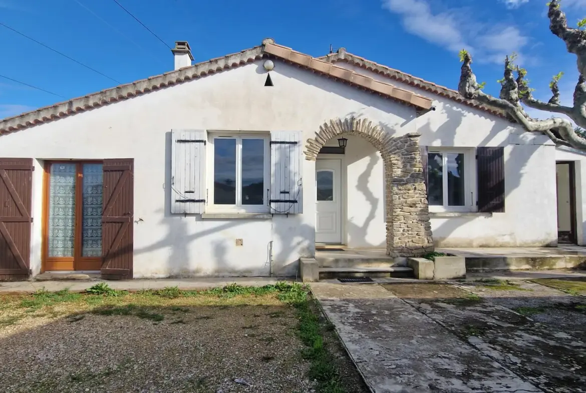 Maison de plain-pied à Bollène avec jardin, garage et dépendance 