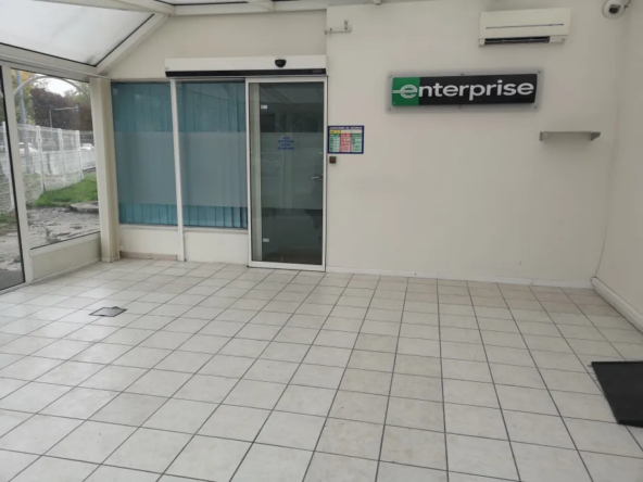 Local commercial à Pont-Sainte-Marie avec cour et parking – 120 m²