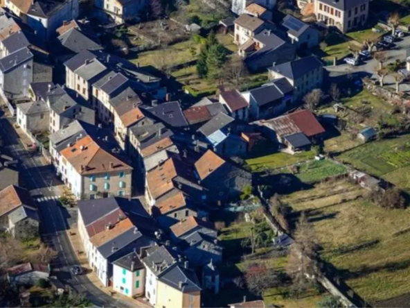 Maison de village à Vicdessos de 117 m² avec terrain et potentiel de rénovation