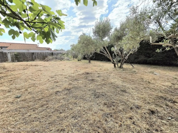 Terrain à bâtir de 402 m² à Beaucaire, permis validé pour villa 3 chambres