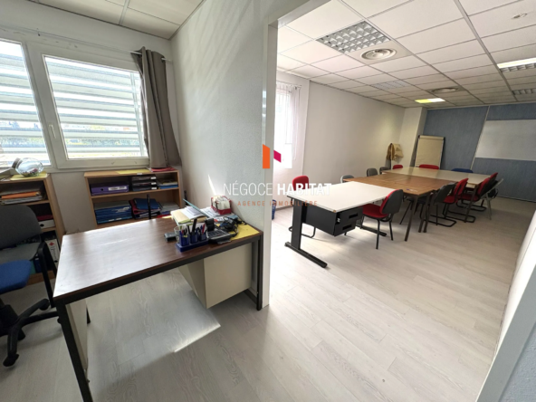 Local professionnel lumineux de 143 m² à Nîmes avec parking sécurisé