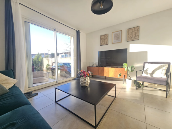 Villa récente avec 3 chambres et garage à Uchaud - 30620