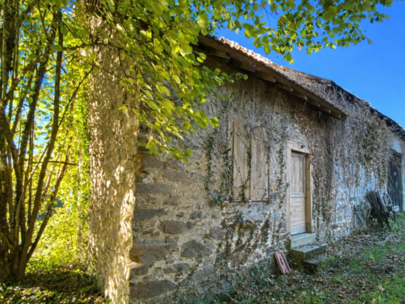 Maison avec grange à rénover à Naves, environnement paisible, fort potentiel