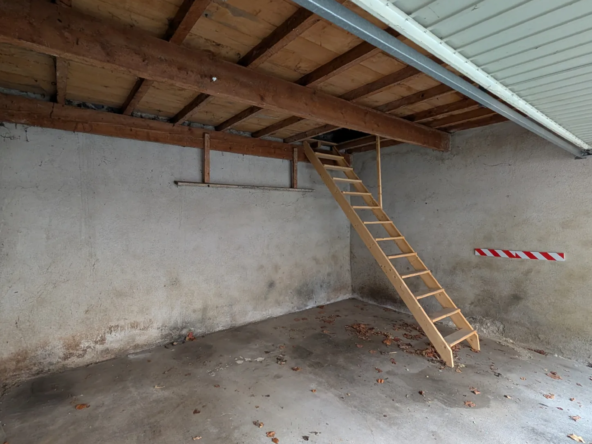 Garage fermé avec mezzanine à Beaumont – espace de stockage et stationnement