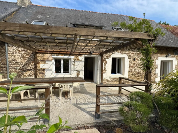 Maison en pierre à vendre à Plerguer avec jardin et dépendance