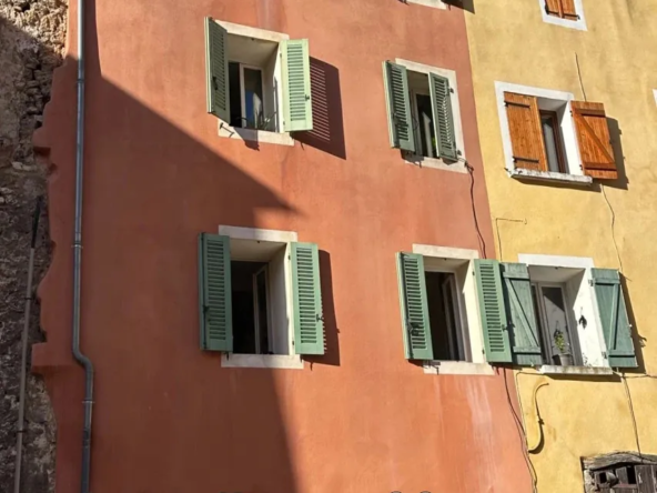 Appartement 3 pièces en duplex à vendre à Barjols, excellent rendement locatif