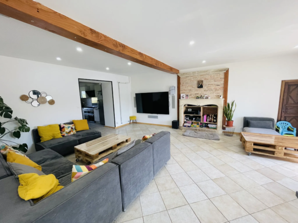 Maison rénovée de 191 m² à Vouillé avec grand terrain - confort et performance énergétique