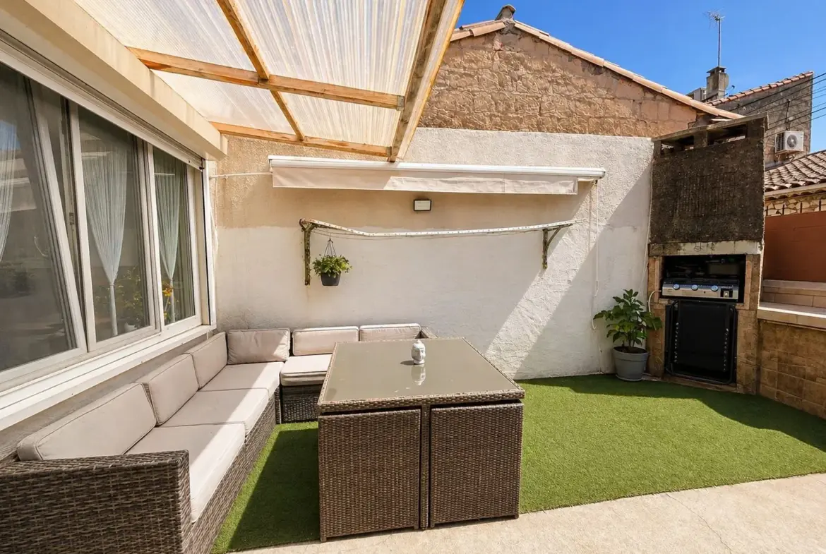 Maison de village avec dépendance, cour et toit-terrasse à Saint-Laurent-d’Aigouze 