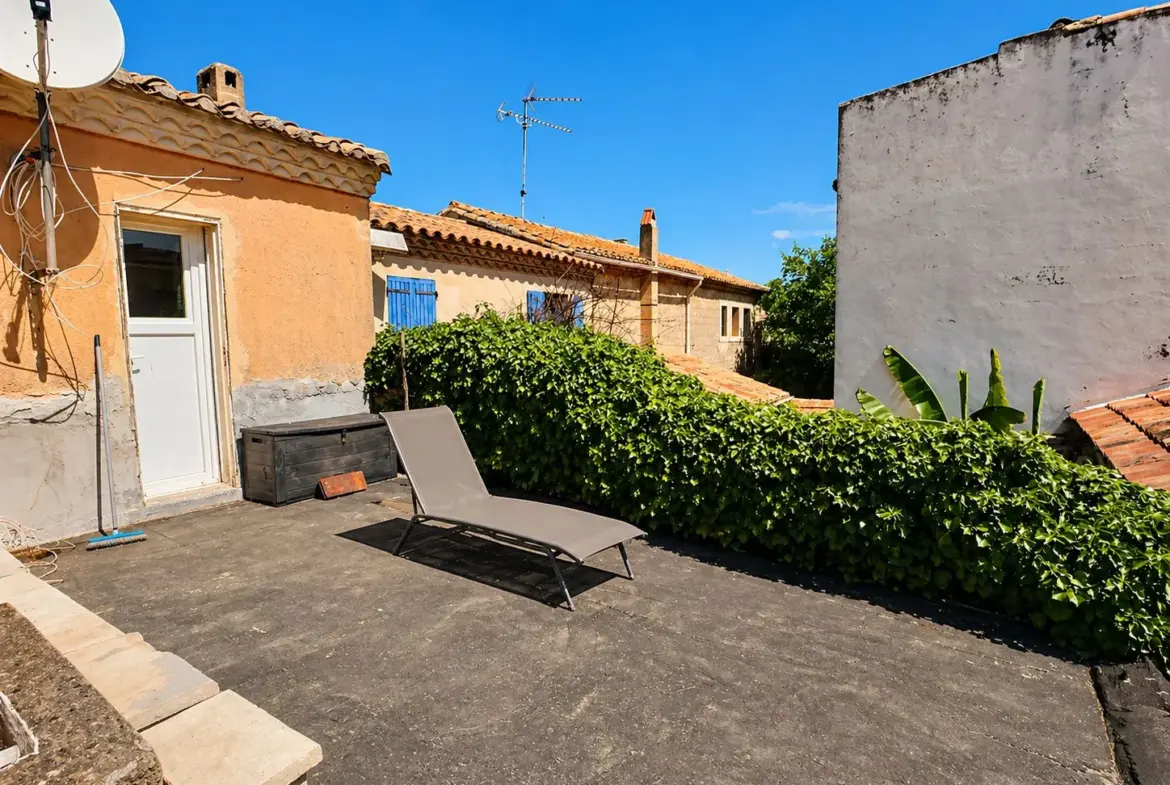 Maison de village avec dépendance, cour et toit-terrasse à Saint-Laurent-d’Aigouze 