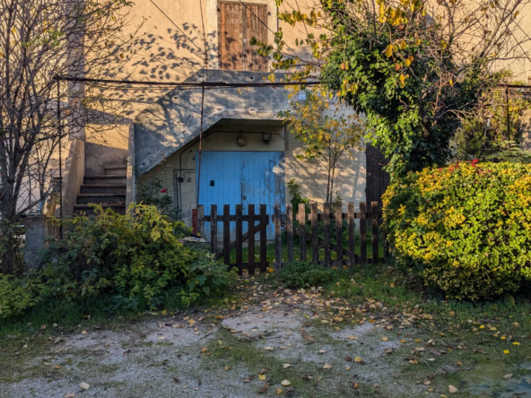 Maison de ville à rénover à Entraigues-sur-la-Sorgue de 95 m² avec garage et dépendance