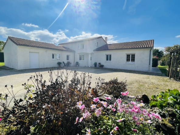 Belle maison de 179 m2 avec piscine et grand jardin à La Chapelle Montreuil