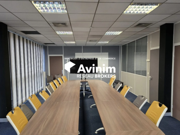 À vendre à Roissy-en-France, immeuble de bureaux de 1385 m² en parfait état