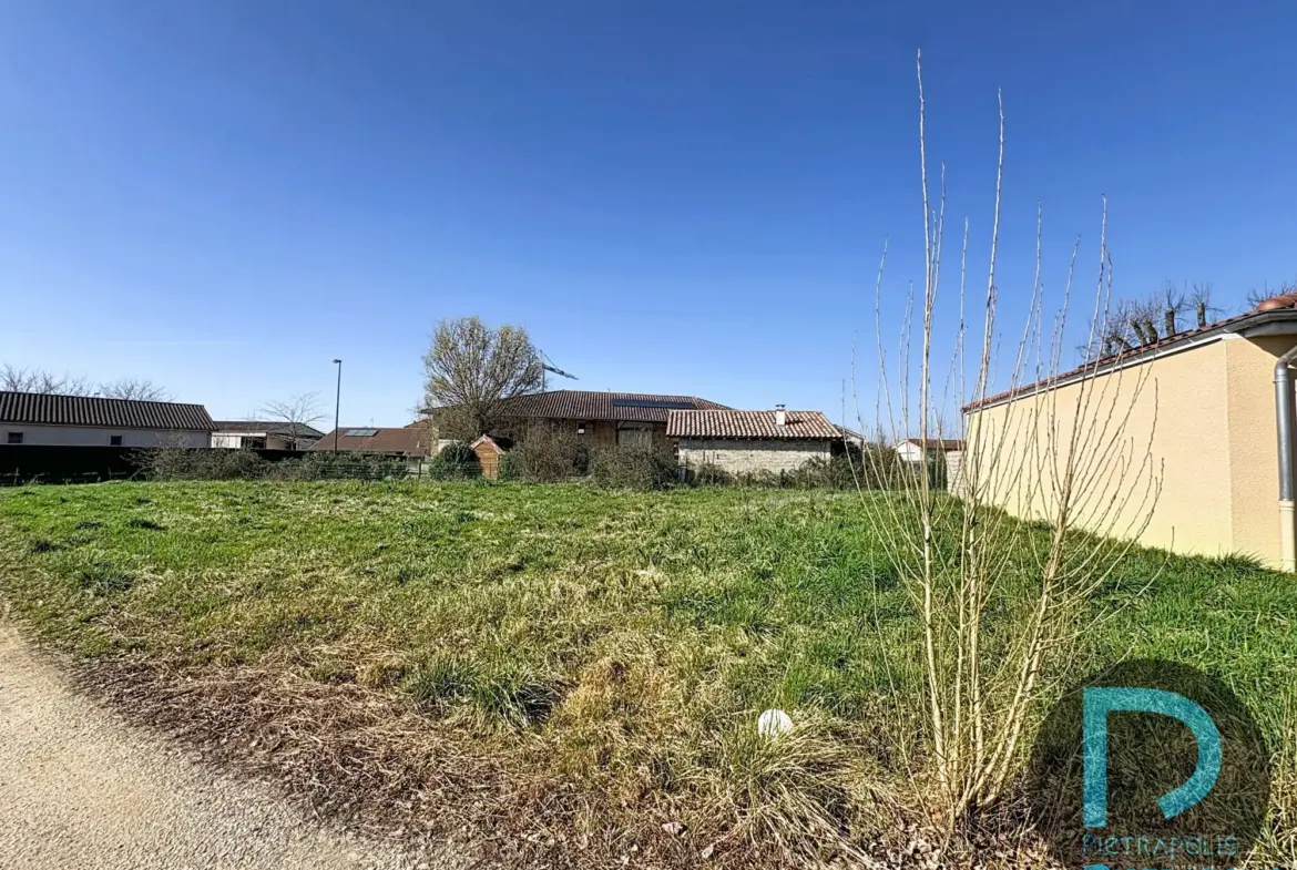 Terrain constructible à Perrex de 783 m² avec vue dégagée et proximité du centre-ville 