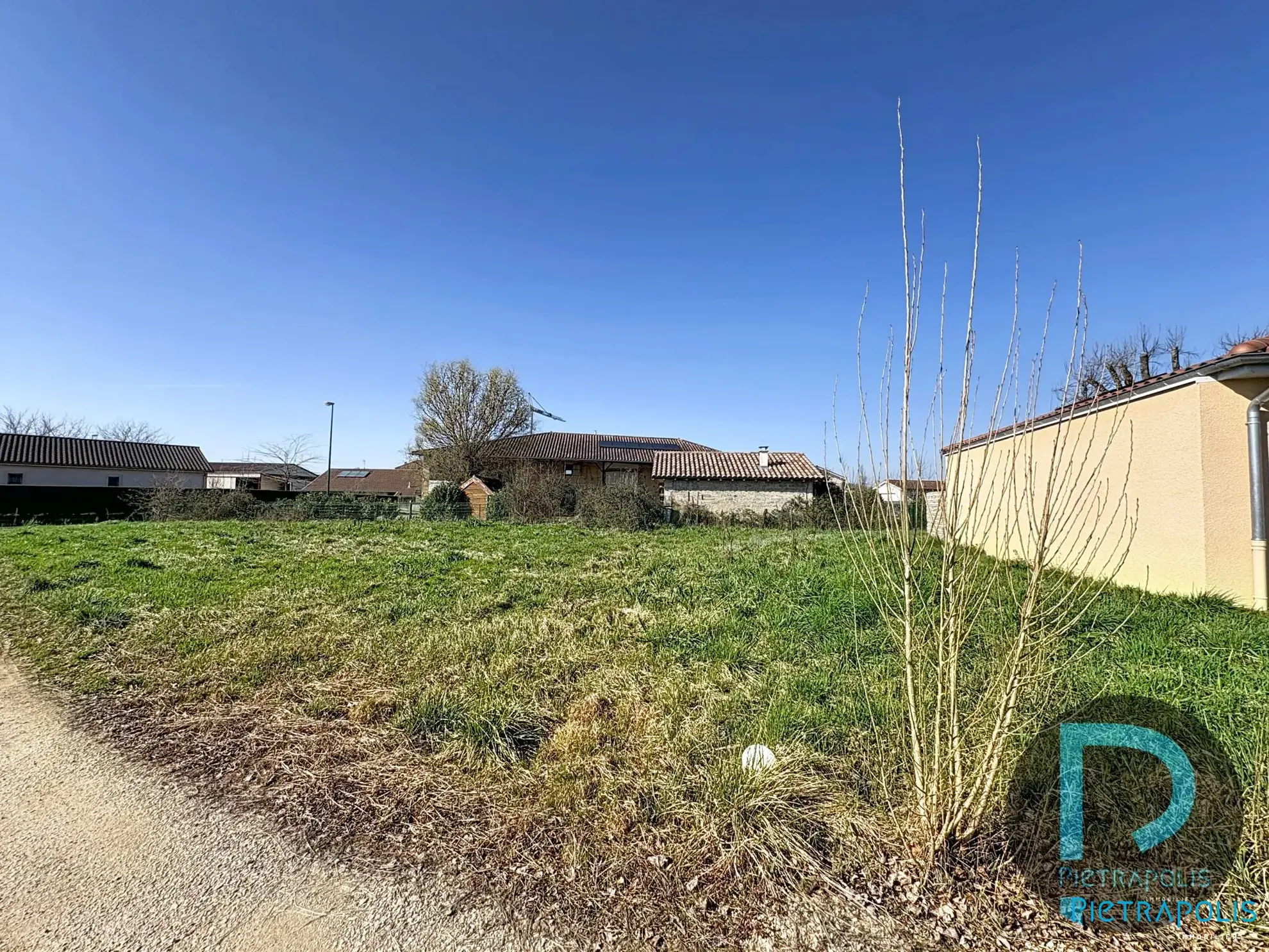 Terrain constructible à Perrex de 783 m² avec vue dégagée et proximité du centre-ville 