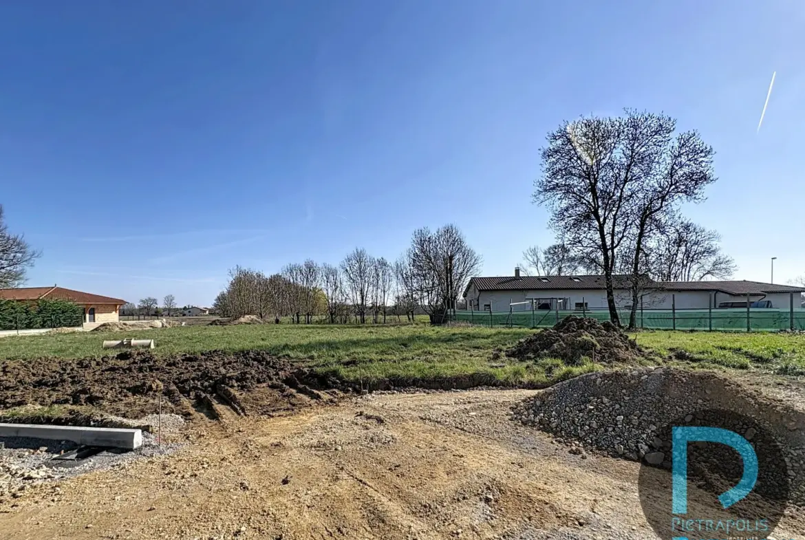 Terrain constructible à Perrex de 783 m² avec vue dégagée et proximité du centre-ville 