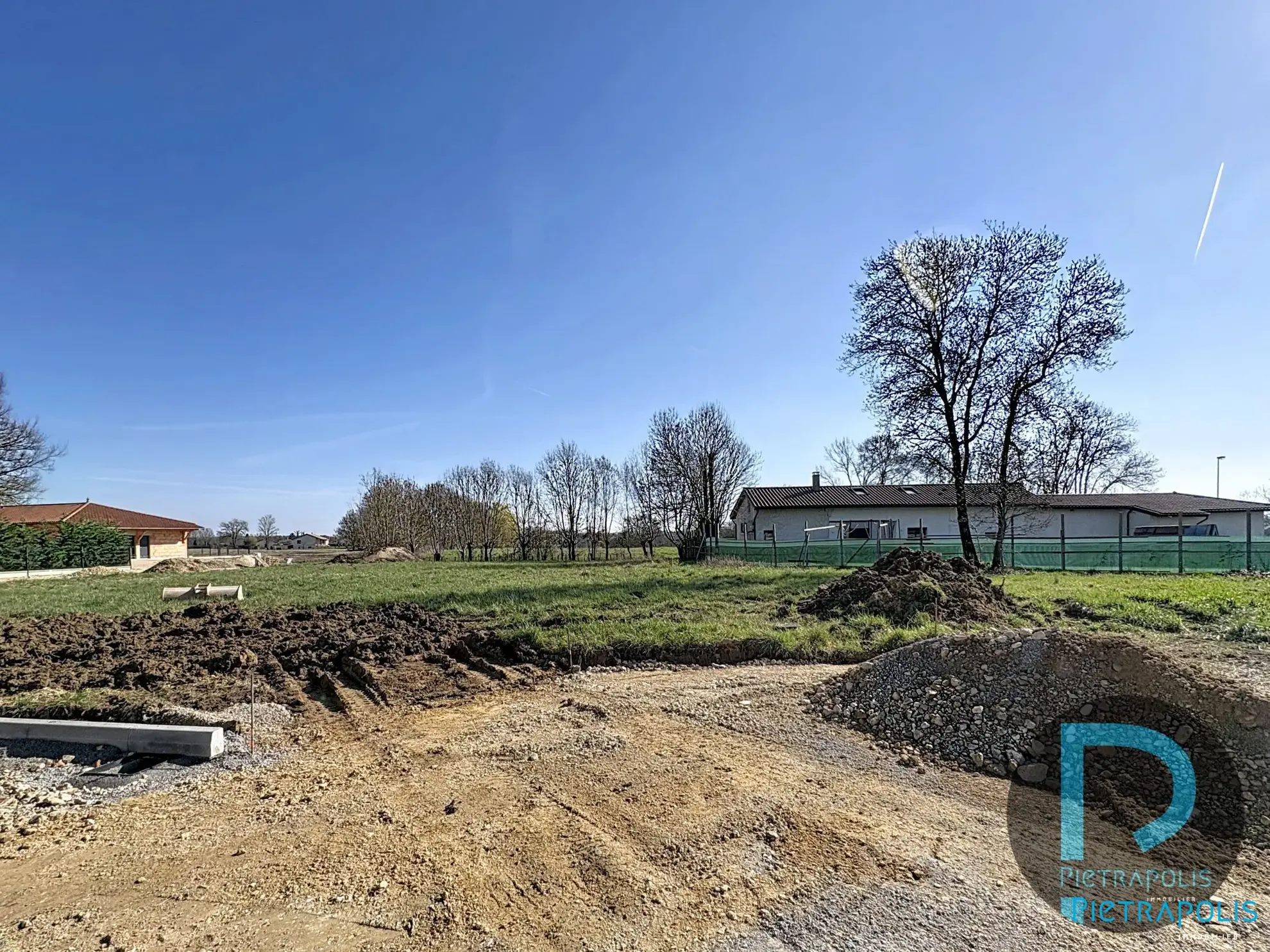 Terrain constructible à Perrex de 783 m² avec vue dégagée et proximité du centre-ville 