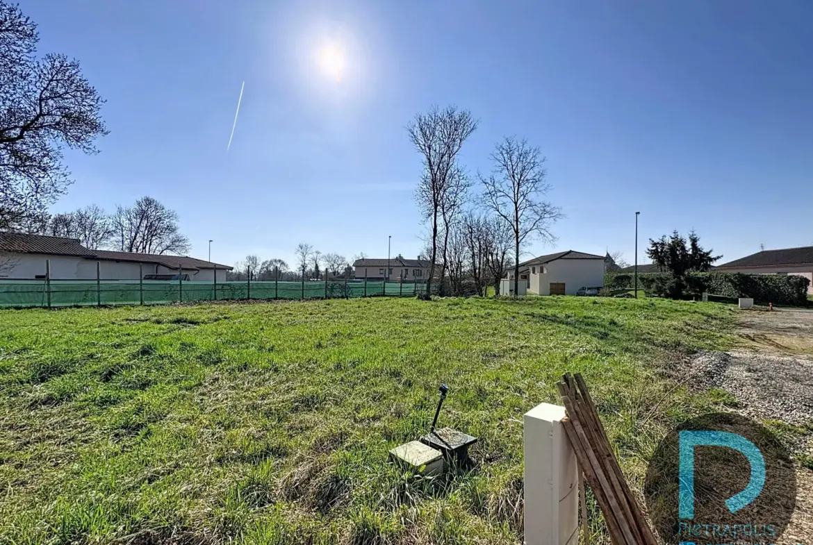 Terrain constructible à Perrex de 783 m² avec vue dégagée et proximité du centre-ville 