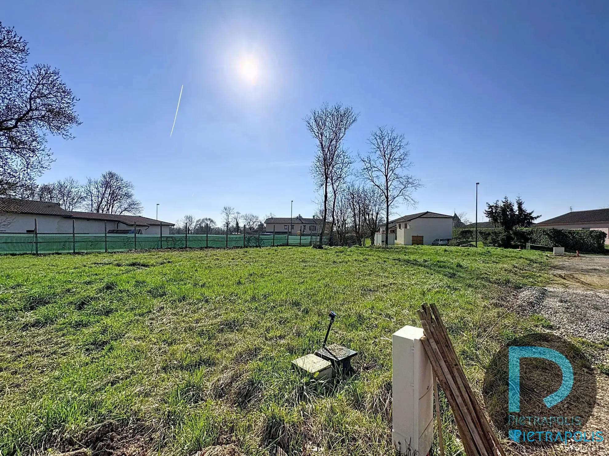 Terrain constructible à Perrex de 783 m² avec vue dégagée et proximité du centre-ville 