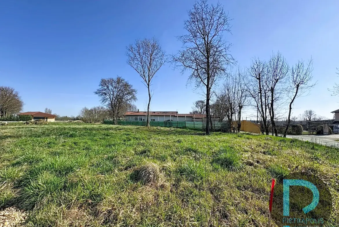 Terrain constructible à Perrex de 783 m² avec vue dégagée et proximité du centre-ville 
