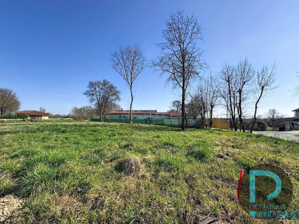 Terrain constructible à Perrex de 783 m² avec vue dégagée et proximité du centre-ville