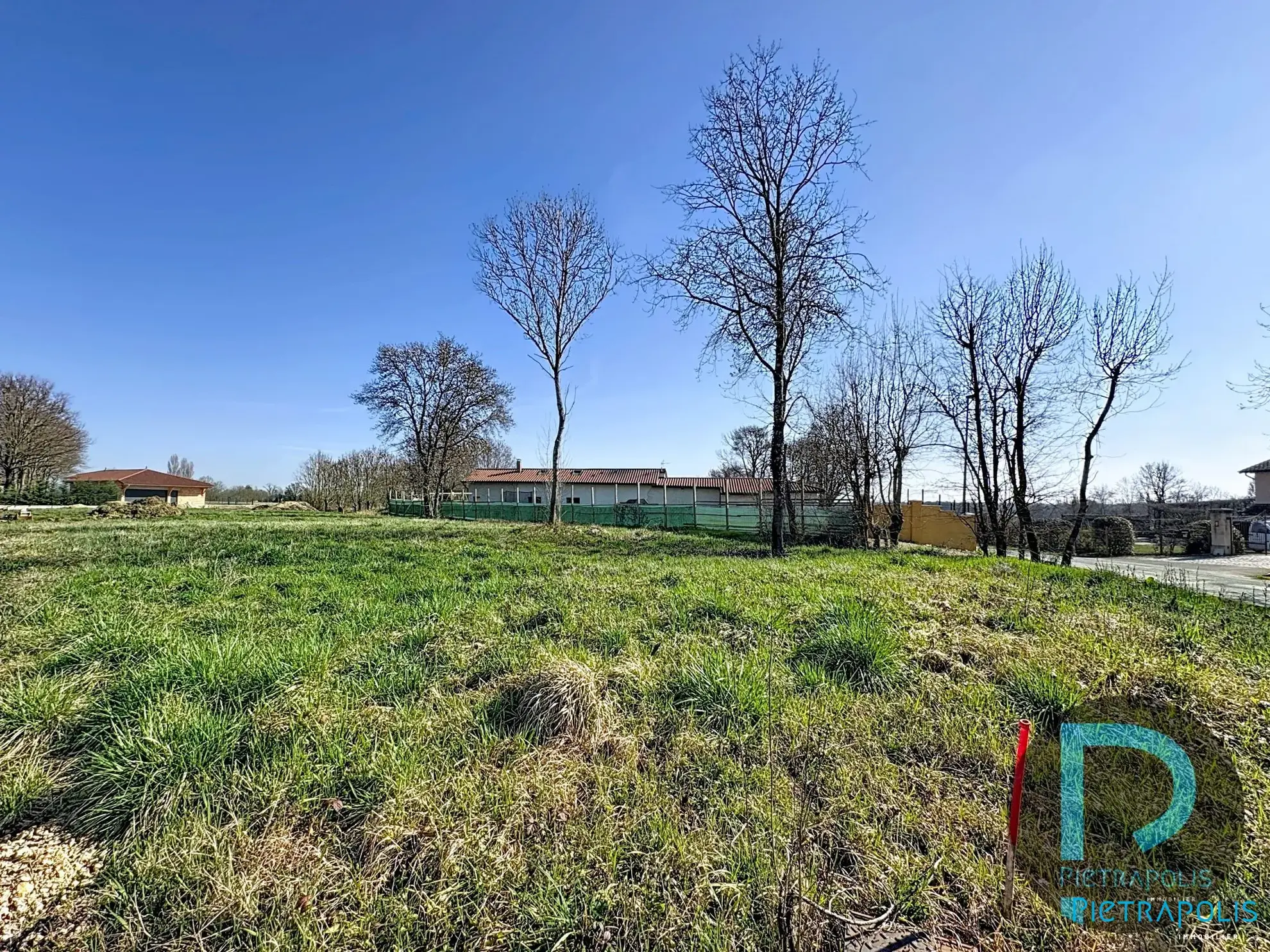 Terrain constructible à Perrex de 783 m² avec vue dégagée et proximité du centre-ville 