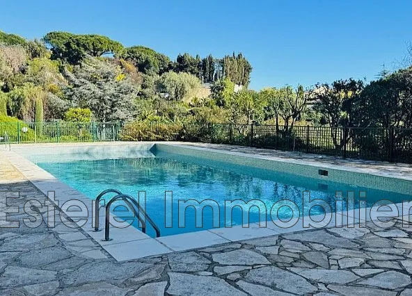 Très beau studio avec terrasse et piscine dans le domaine de Pierre Longue à Cannes